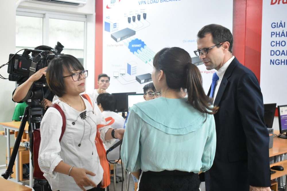 Viet Net ký hợp tác triển khai phòng SOCOMEC LAB cho trường ĐH tại Hà Nội