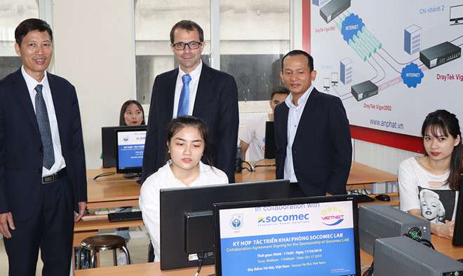 Viet Net ký hợp tác triển khai phòng SOCOMEC LAB cho trường ĐH tại Hà Nội