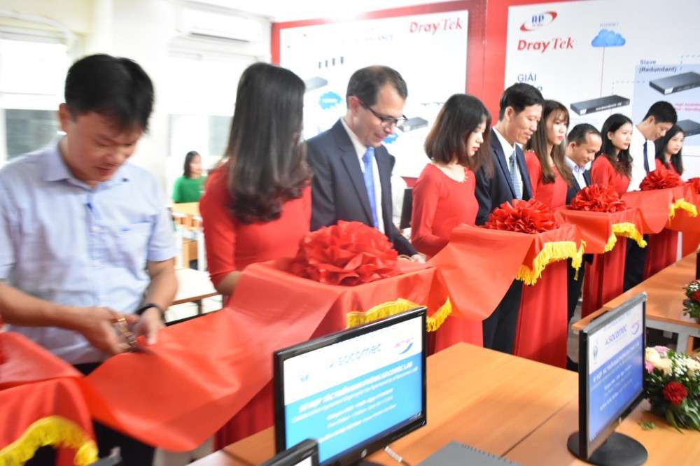 Viet Net ký hợp tác triển khai phòng SOCOMEC LAB cho trường ĐH tại Hà Nội
